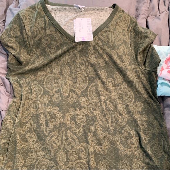 Nwt Lularoe Iris top size Large - Picture 1 of 1